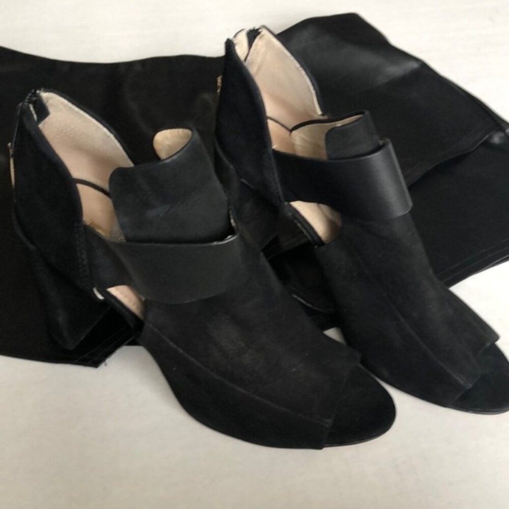Salvatore Ferragamo Vintage Black Patent Pumps In 9